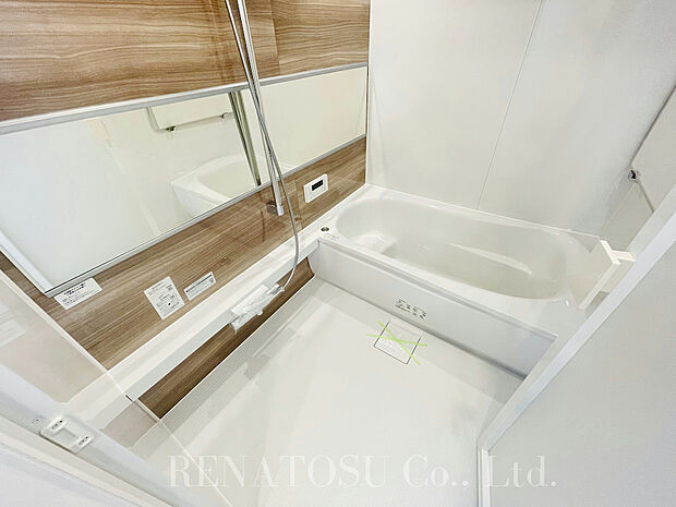 【浴室】新調されたバスルーム。高級感あるアクセントパネルにワイドな鏡も良いですね。