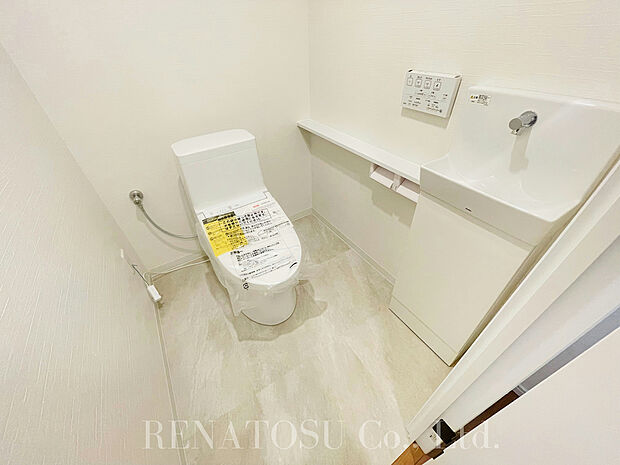 【トイレ】こちらも新品の設備。トイレは落ち着ける広々としたスペースに。ウォシュレットのリモコンは壁付けです。