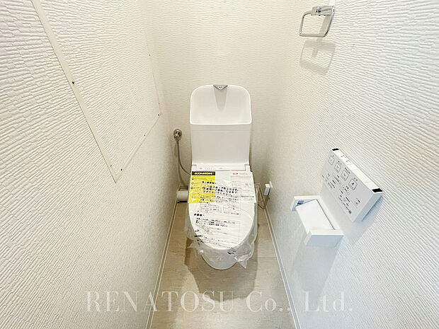 【トイレ】壁付けのウォシュレットリモコン付きトイレです。紙巻器やタオルハンガーもついています。もちろん新品です。