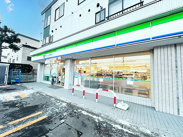 ファミリーマート札幌西野6条店　徒歩8分