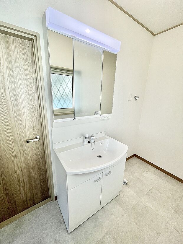 ◆Styling room◆/白を基調とした清潔感のある洗面台。溝が少なくお掃除もラクラク！鏡は3面鏡になっており、後ろには収納スペースがありますので、散らかりやすい水回りも綺麗に整頓出来ます♪
