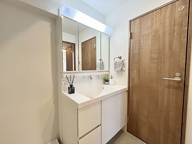 ◆Styling room◆/白を基調とした清潔感のある洗面台。溝が少なくお掃除もラクラク！鏡は3面鏡になっており、後ろには収納スペースがありますので、散らかりやすい水回りも綺麗に整頓出来ます♪