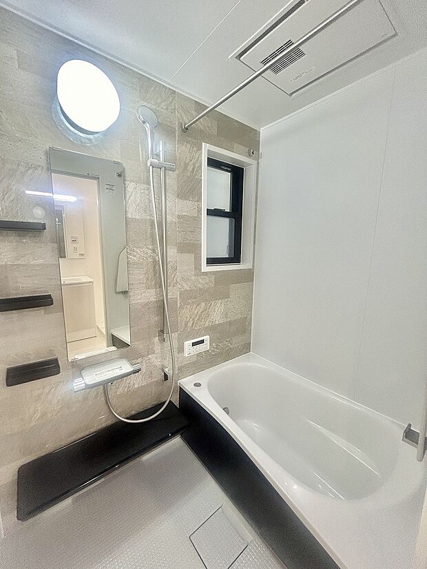 ◆Bath room◆/上質が感じられるカラーリングで、清潔な空間美を実現。一日の疲れが癒される優雅なバスタイムを堪能できるゆとりあるバスルームです。浴室乾燥機完備で、雨の日のお洗濯も安心です♪