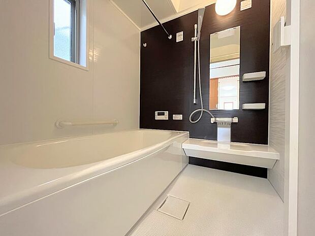 ■□■浴室■□■バスルームは一日の疲れを癒すくつろぎの場所です。一坪タイプの浴室で快適なバスタイムを楽しんでください。追い炊き機能付きなので、最後にお風呂に入る方にも快適なバスタイムをご提供します！