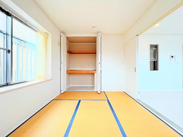 【居室】柔らかい畳の空間は、お子様の遊び場や来客時のおもてなしの場所として重宝します。