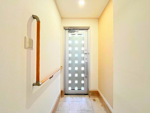 【玄関】住まいの第一印象を決める玄関スペース、ホワイト系の下足入れを使用