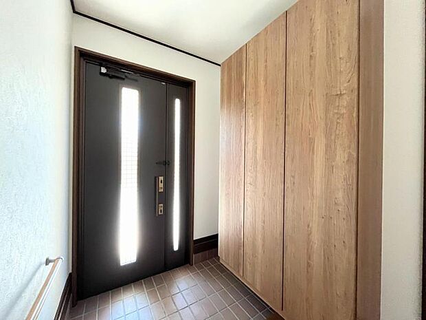 【玄関】住まいの第一印象を決める玄関スペース、ホワイト系の下足入れを使用