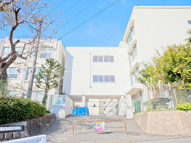 横浜市立柏尾小学校　約1270ｍ　住宅街の近くにある小学校ですので通学も安心です