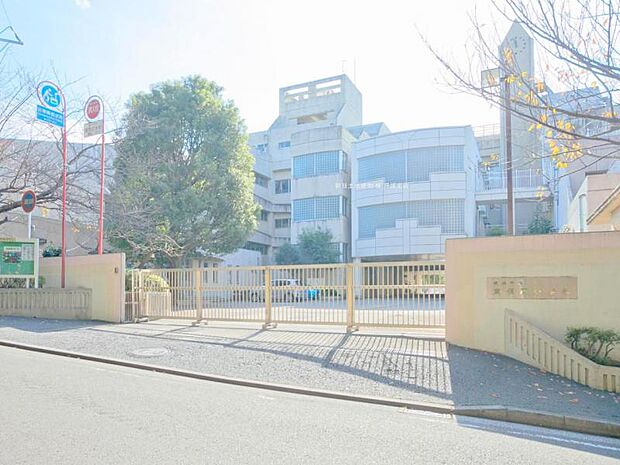 横浜市立東俣野小学校　約1600ｍ　学校周辺は歩道もあるので、低学年のお子様も安心です。