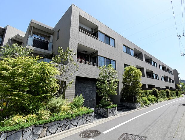 閑静な住宅街に佇む低層レジデンス