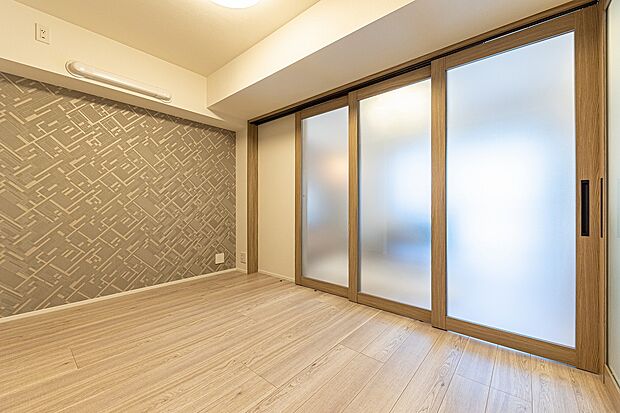 リビングと隣接した約4.9帖洋室は半透明の引き戸で仕切ることが可能です。
