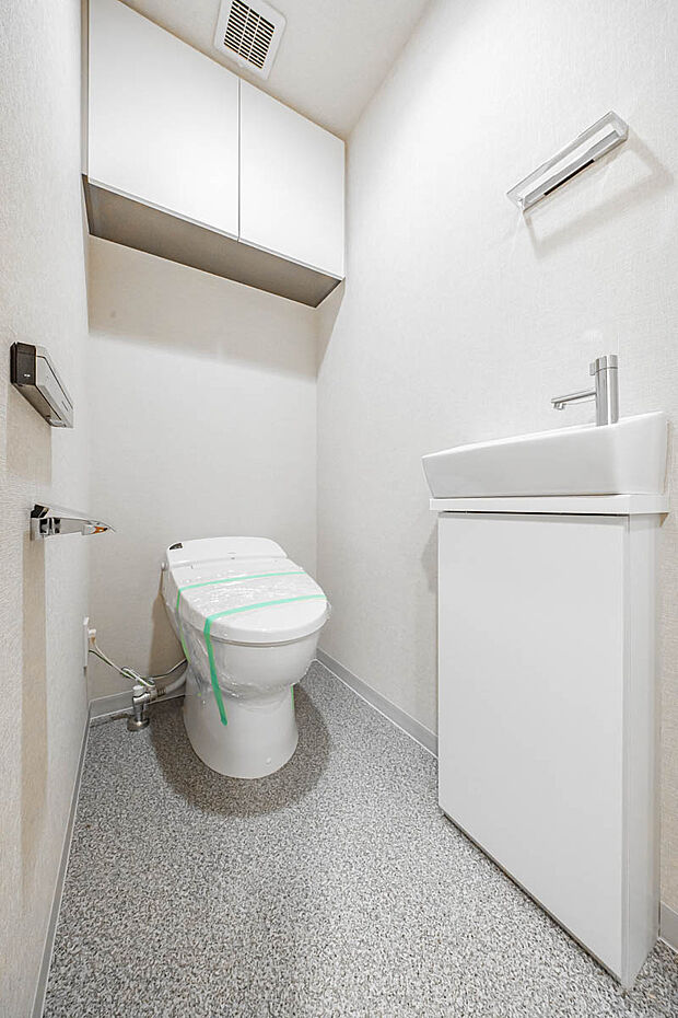 トイレには独立手洗い場や吊戸棚がついています。