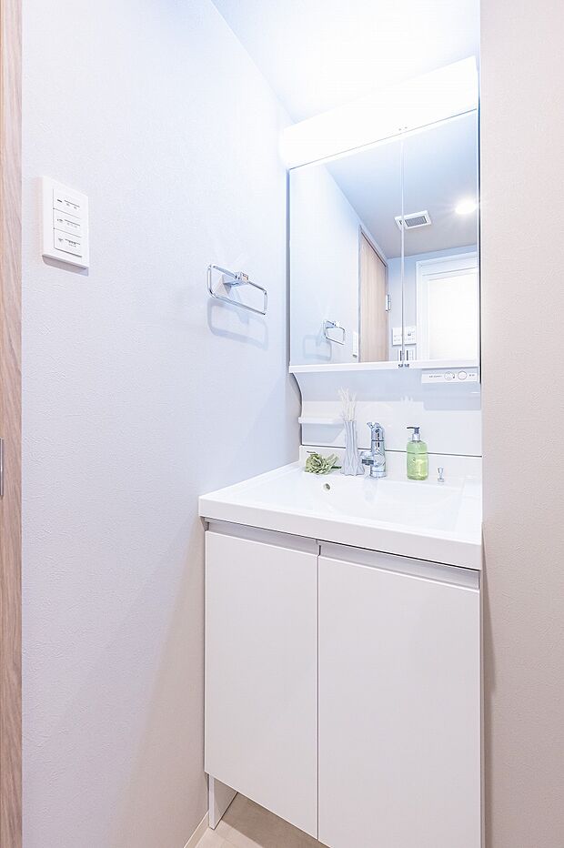 洗面化粧台は裏収納となっており、水栓はシャワーにすることも可能でございます。