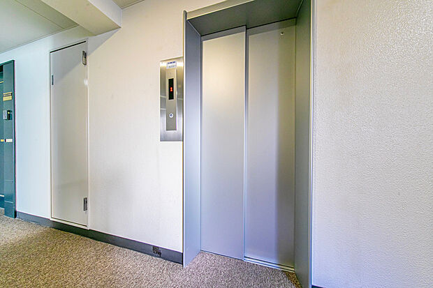 エレベーターはプライベート性の高い1フロアで2住戸で1基のエレベーターです。