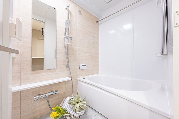 浴槽への出入りを容易にする低床タイプの1218サイズのユニットバス