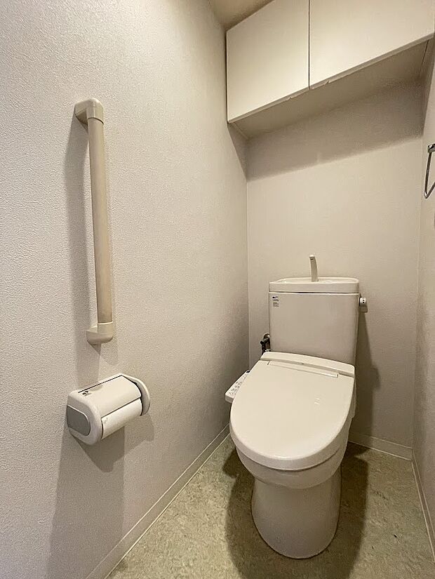 手摺や吊戸棚のあるトイレ