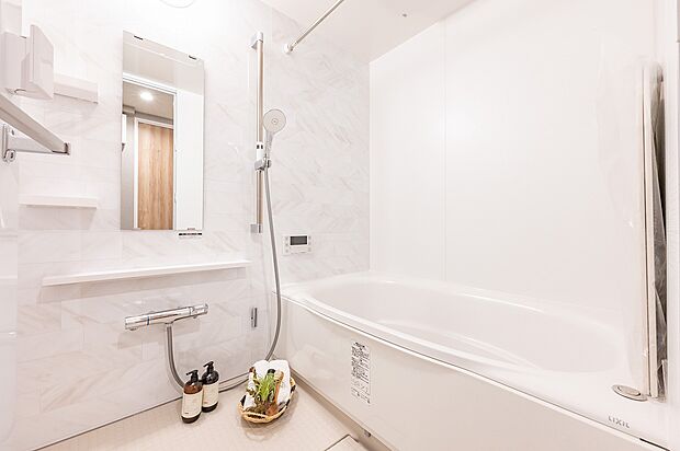 浴室暖房乾燥機付きの浴室は大人が足を伸ばしてくつろぐことができる1418サイズ。