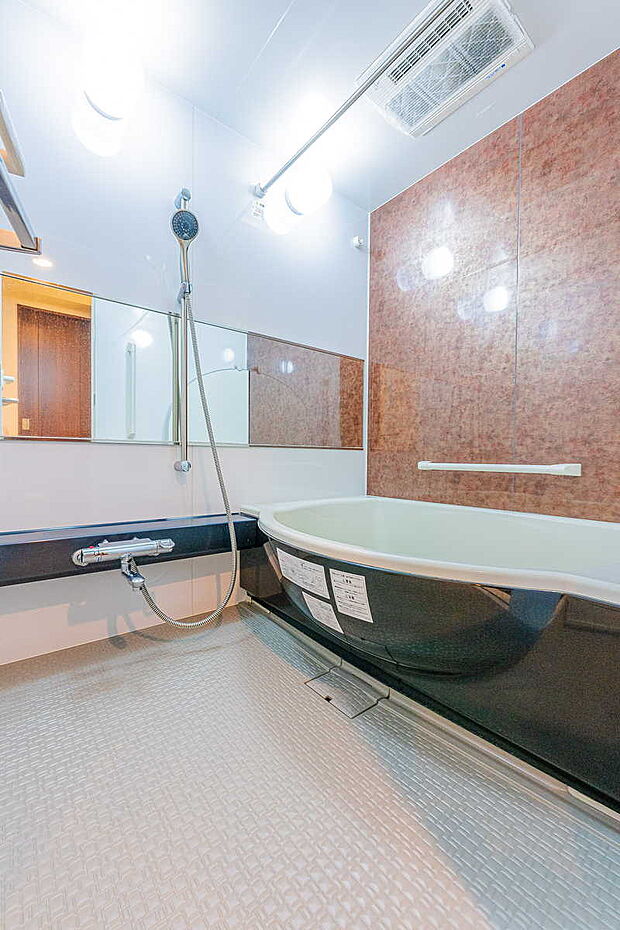 1418サイズの浴室。ゆったり半身浴も楽しめるラウンド型浴槽