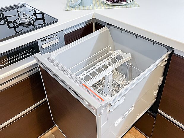 お料理の後の片付けを軽減してくれる食器洗乾燥機がございます。