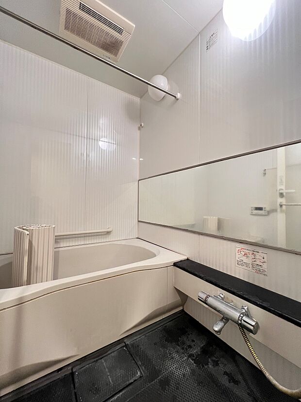 1317サイズの浴室には雨の日の洗濯にも活躍してくれる浴室換気乾燥機がついています。