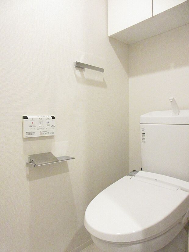 温水洗浄便座付きトイレ。カウンター吊戸棚とトイレ内に収納が2か所あります