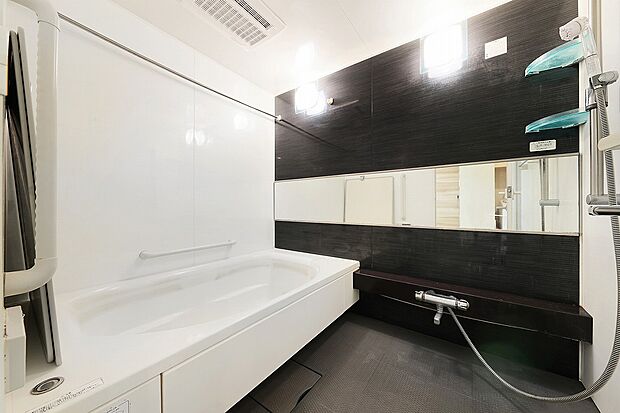 1620サイズのゆったりとした浴室。