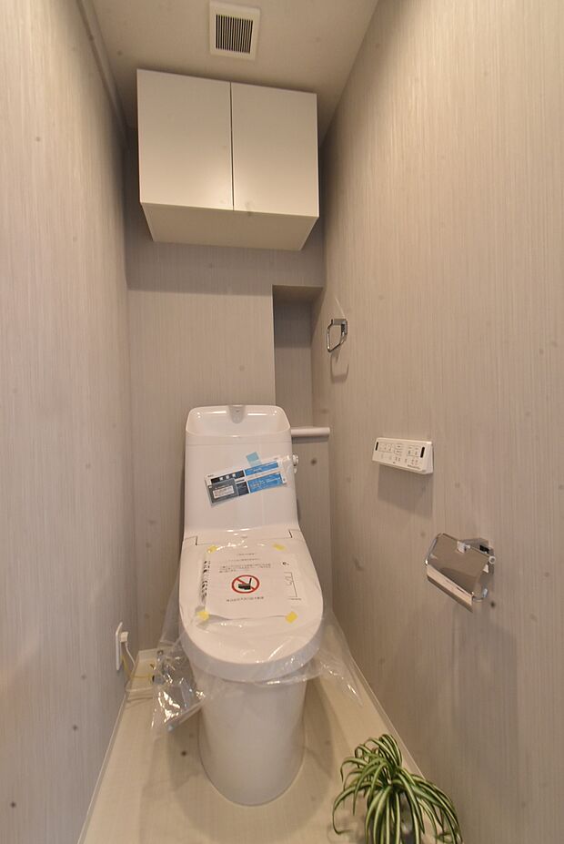 節水効果のある洗浄機能付きシャワートイレ。吊戸棚も付いております