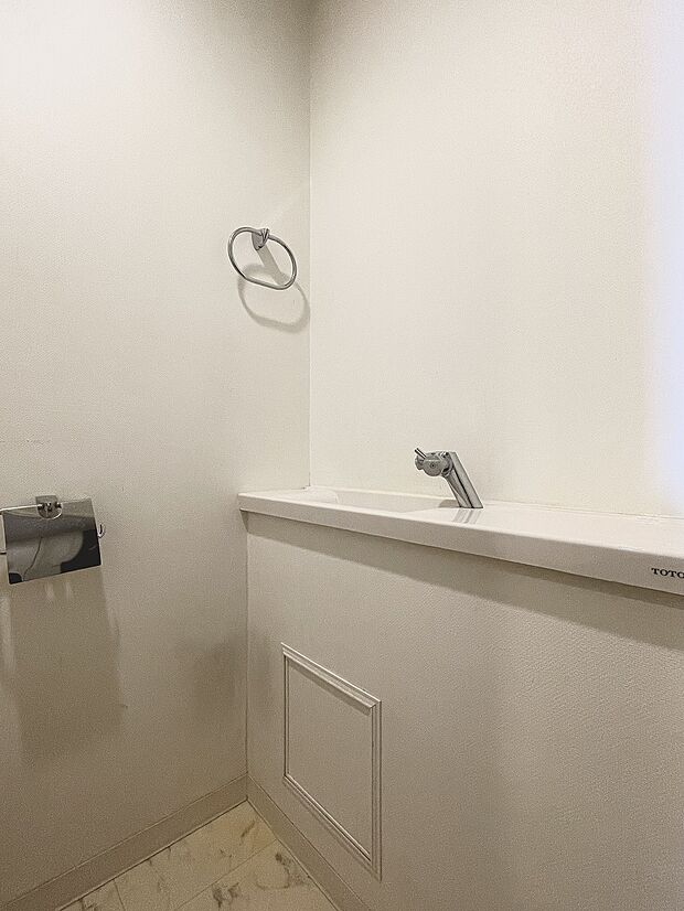 トイレには手洗いカウンターが設置されており、ドアノブ等清潔に保てます。