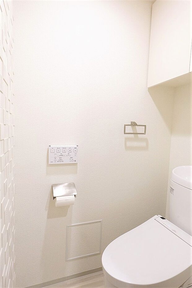 吊戸棚付きのお手洗い　一部壁にはエコカラットを採用しております