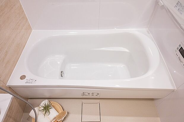 浴槽は低床型のモデルの為、高齢者やお子様でも入浴しやすい仕様です。