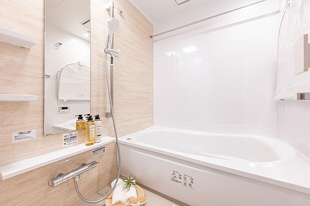 浴室は追い焚き機能付きの低床型浴槽、浴室換気乾燥機付です。