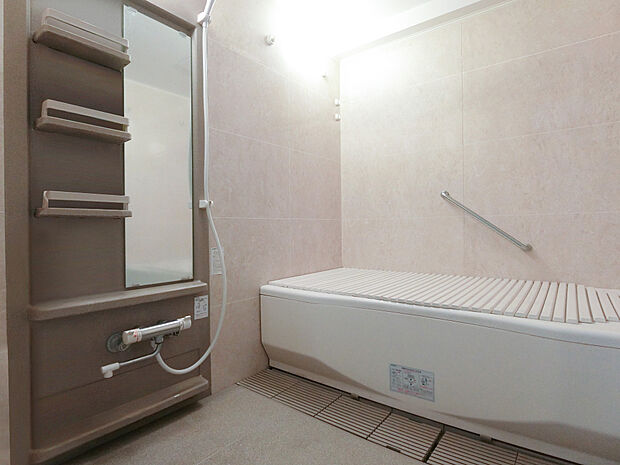 浴室乾燥暖房機付き、1620サイズの浴室。 CG加工で空室を再現しています。