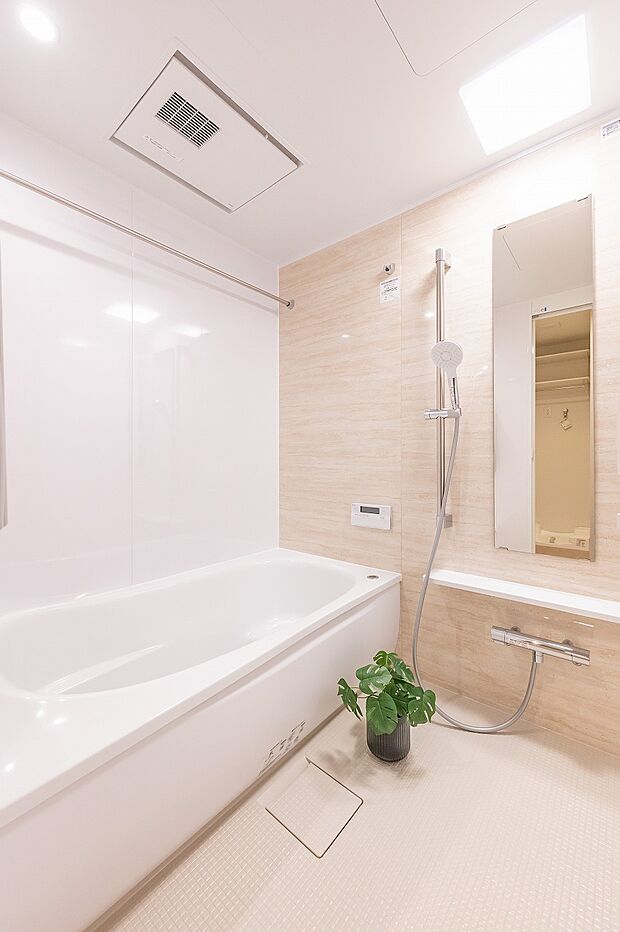 1418サイズの浴室には天候の悪い日に衣類を乾かせる浴室換気乾燥機が設置されています