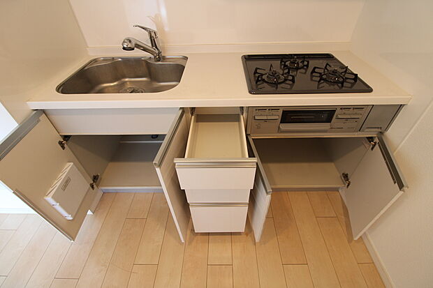 調理器具や食器を収納できるスペースが完備されています