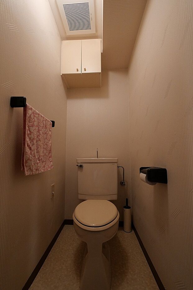 上部吊戸棚付きのトイレ