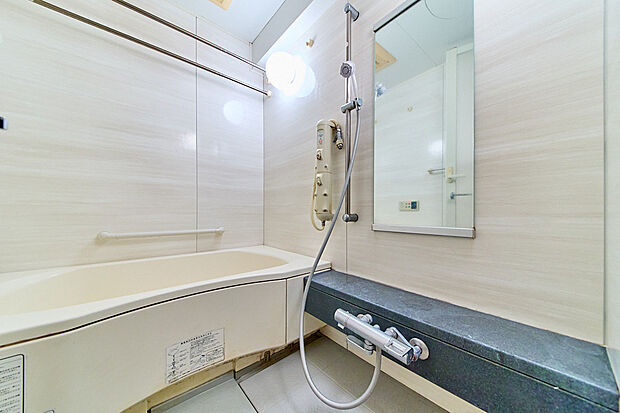 浴室乾燥機と追焚機能のある浴室には、ミストサウナ機を後付けしておりサウナ好きの方にもおすすめのお部屋