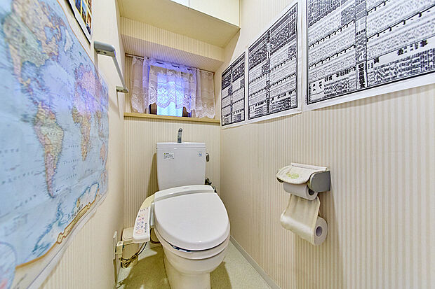温水洗浄機能付きのトイレは小窓がついており換気も可能です