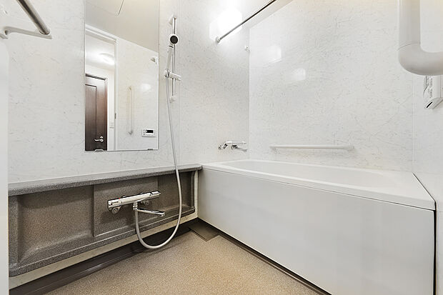 浴室は追焚機能、浴室換気乾燥機付きです。
