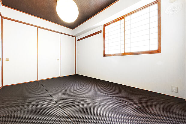 縁無し畳に貼り換えた和室。天袋付き押入と長押、窓があります。