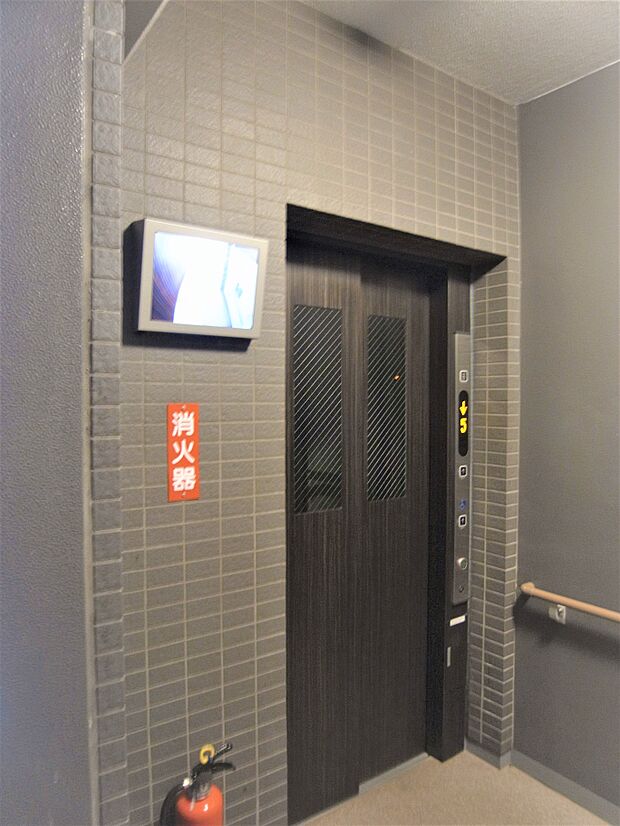 モニター付きエレベーター