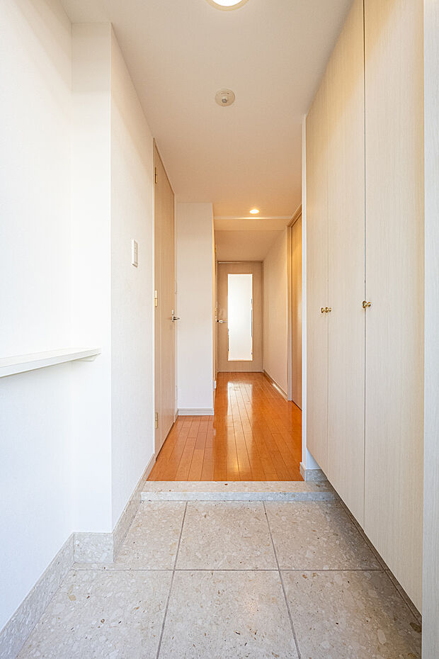 玄関床は御影石仕様、トールタイプの玄関収納、飾り棚もあります。