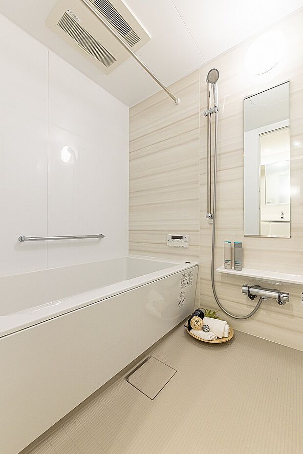 明るい清潔感のある浴室。浴室換気乾燥暖房機付きなので、天候や季節に関係なく洗濯物をカラッと乾かせる。