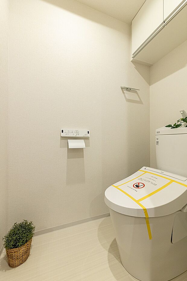 吊り戸棚を設けたトイレです。温水洗浄便座付きなので、快適にご使用いただけます。