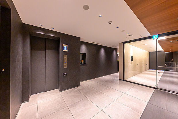洗練された落ち着いた雰囲気のエレベーターホール