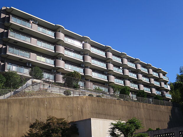 1998年8月完成　総戸数56戸　7階建ての3階部分　専有面積68．40平米