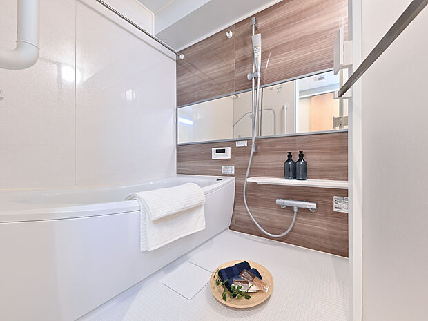 ワイドな鏡が使いやすい浴室は浴室乾燥付き
