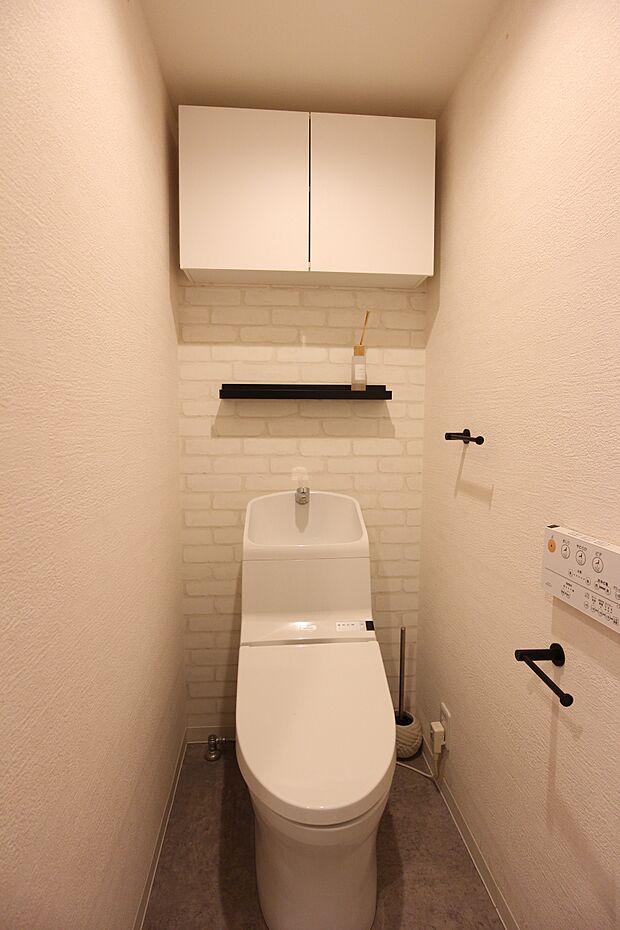 温水洗浄機能付きトイレ、上部吊戸棚付き