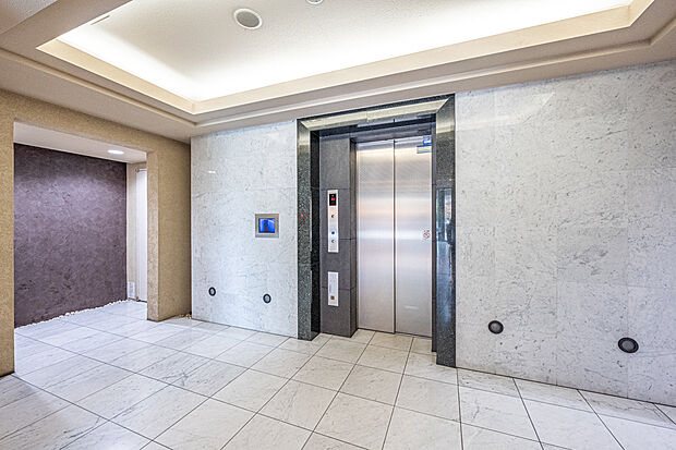 エレベーターホール、タワーマンション型の内廊下です。
