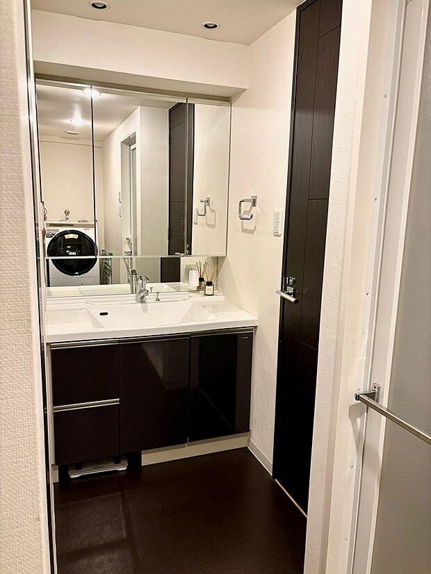 洗面室もゆったりスペースを確保　チャイルドミラー付きの3面鏡設置
