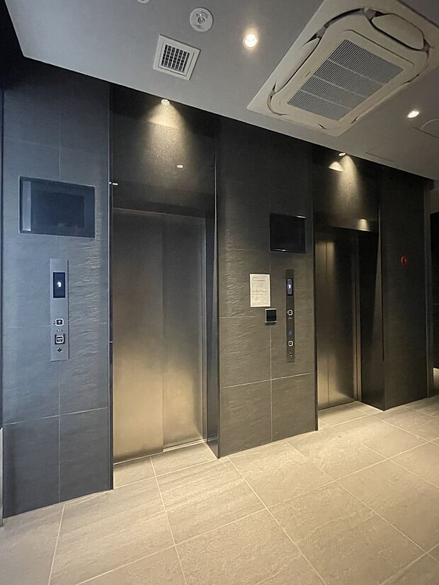 エレベーターホール　2基のエレベーターがあります